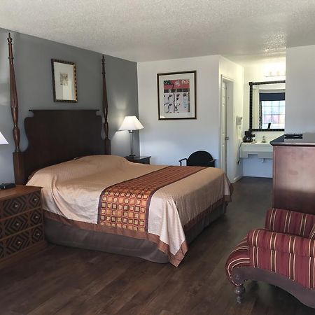 Americas Best Value Inn & Suites Russellville Exteriör bild