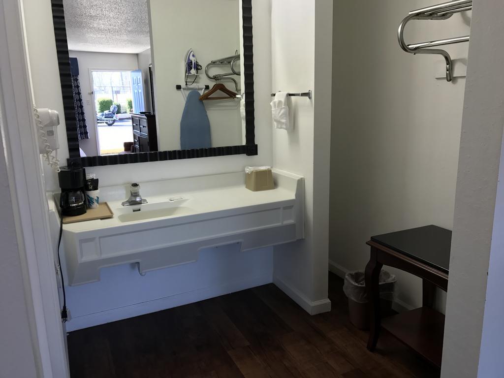 Americas Best Value Inn & Suites Russellville Exteriör bild
