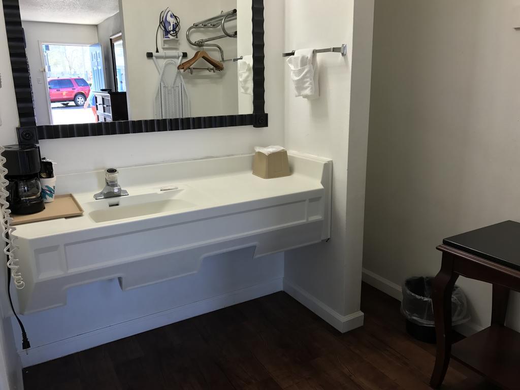 Americas Best Value Inn & Suites Russellville Exteriör bild