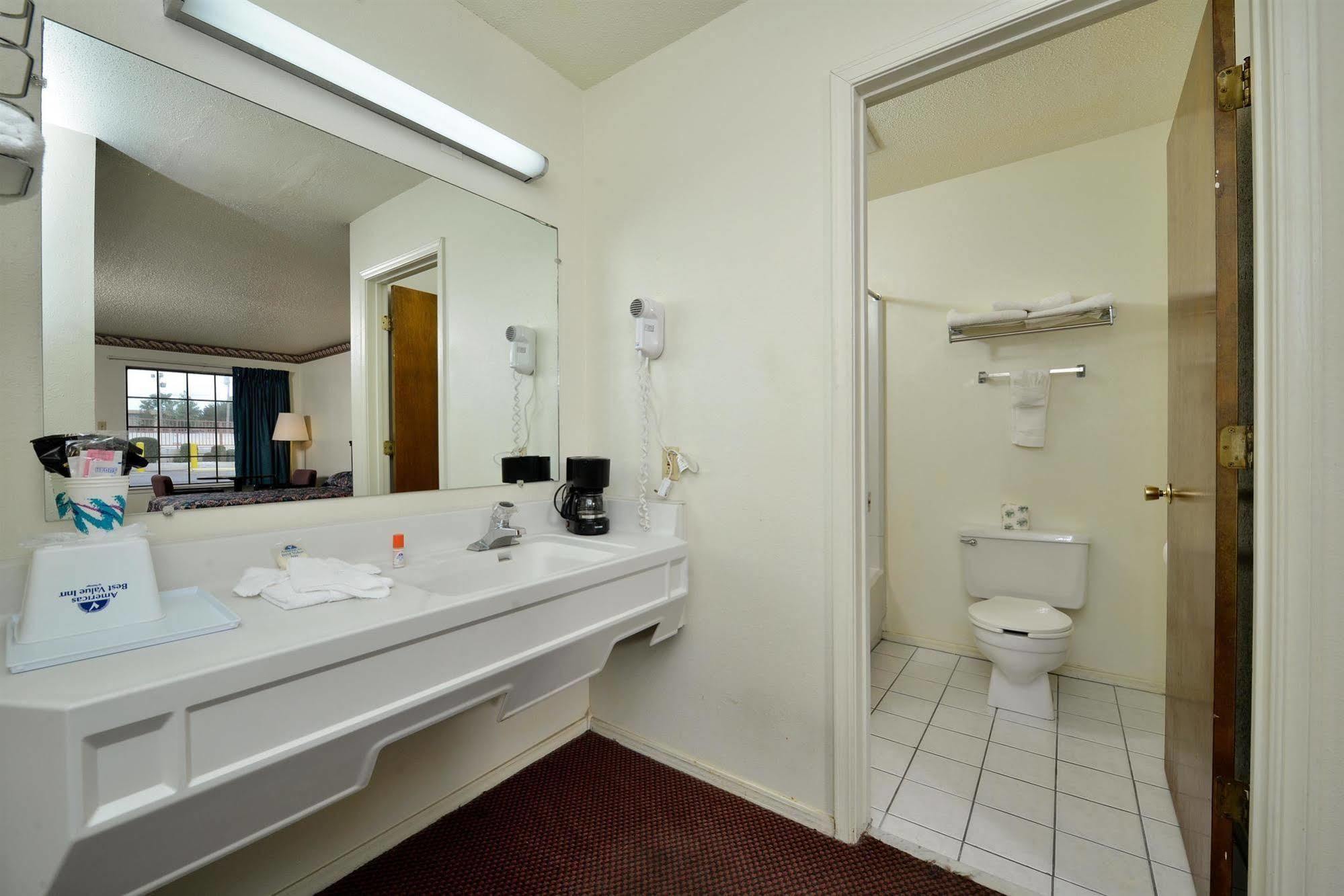 Americas Best Value Inn & Suites Russellville Exteriör bild